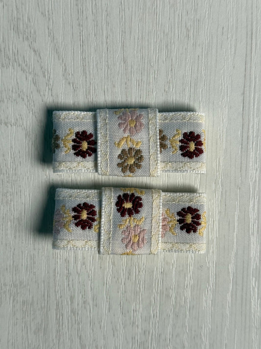 Ivory Embroidered Daisy Bows